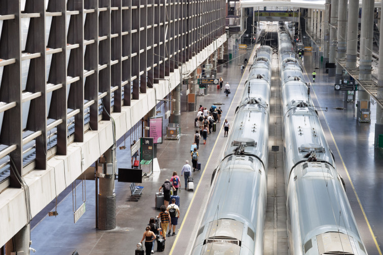 EuropaPress 6825788 varias personas andenes estacion puerta atocha almudena grandes primera