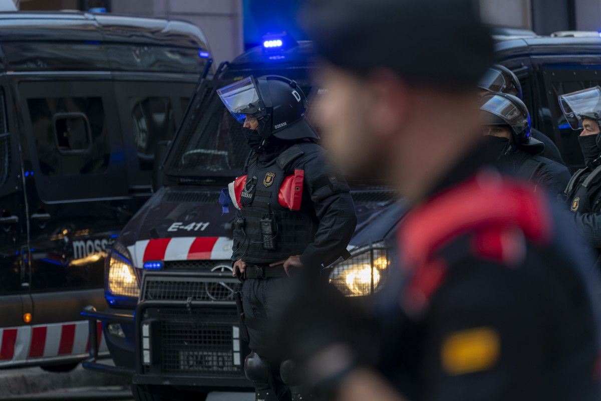 Archivo - Un agente del Área Regional de Recursos Operativos (ARRO) de los Mossos d'Esquadra