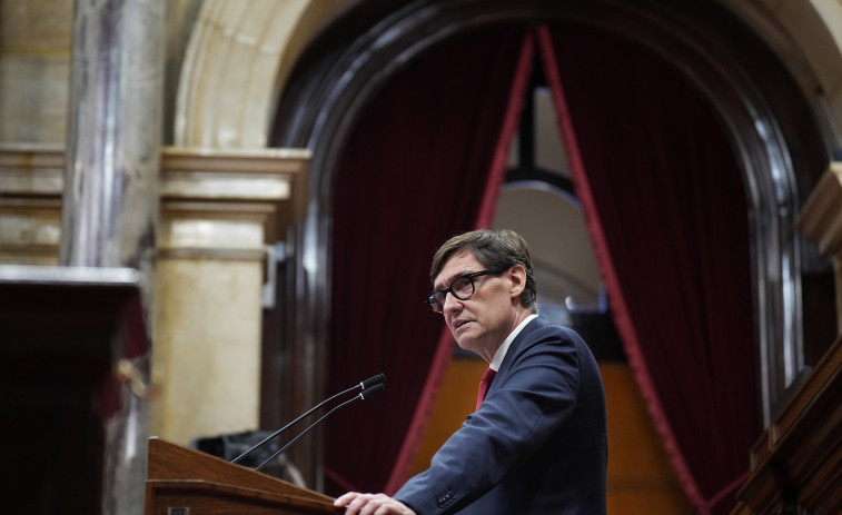 Pluja de crítiques a Illa: L'oposició ho acusa d'abandonar Catalunya pel Dia de la Hispanitat
