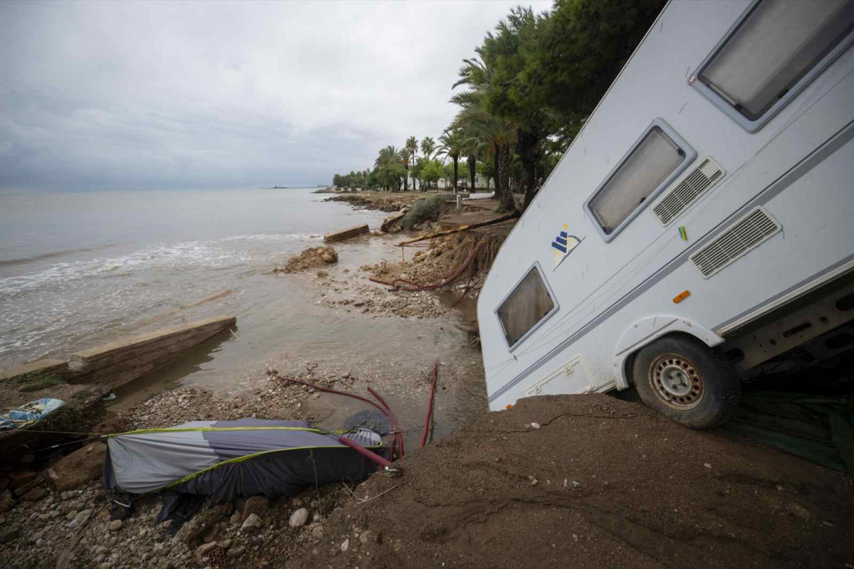 Una caravana volcada por las lluvias, a 13 de octubre de 2025, en Alcanar, Tarragona, Catalunya (España)   EP