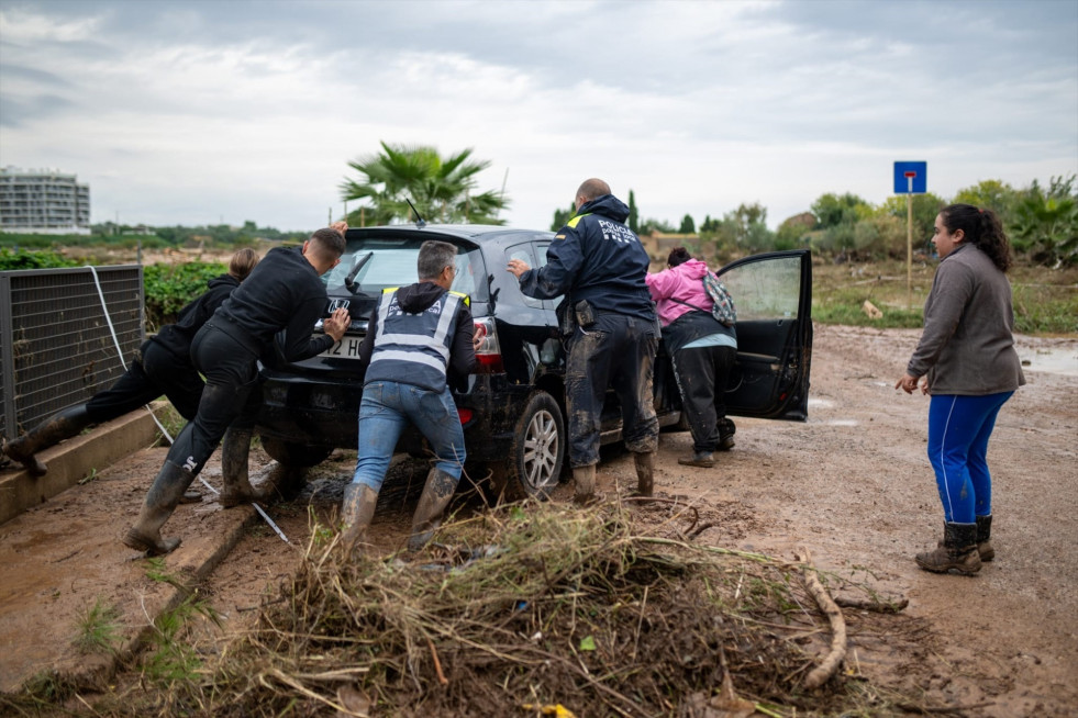 EuropaPress 7024896 vecinos rapita tarragona tratan sacar barro coche atrapado episodio fuertes