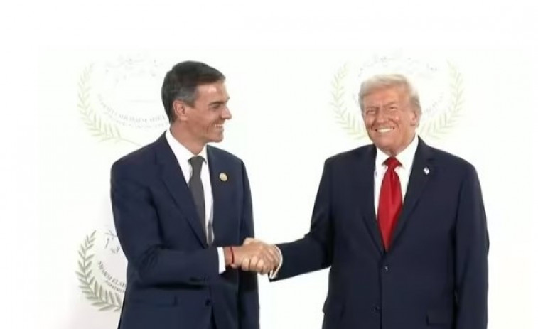 Trump i Sánchez: 10 segons de fama compartida en la signatura de la pau a Gaza