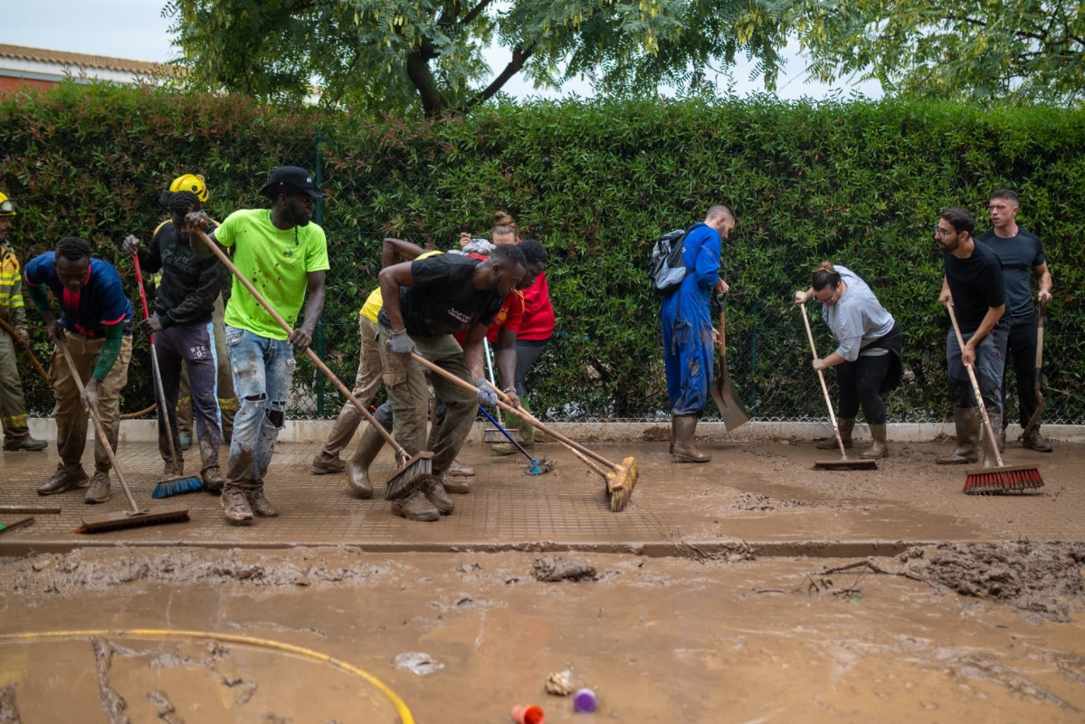 EuropaPress 7025318 vecinos rapita tarragona limpian barro calles afectadas temporal