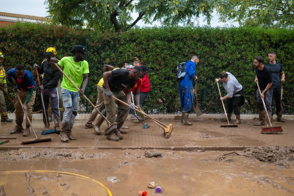 EuropaPress 7025318 vecinos rapita tarragona limpian barro calles afectadas temporal