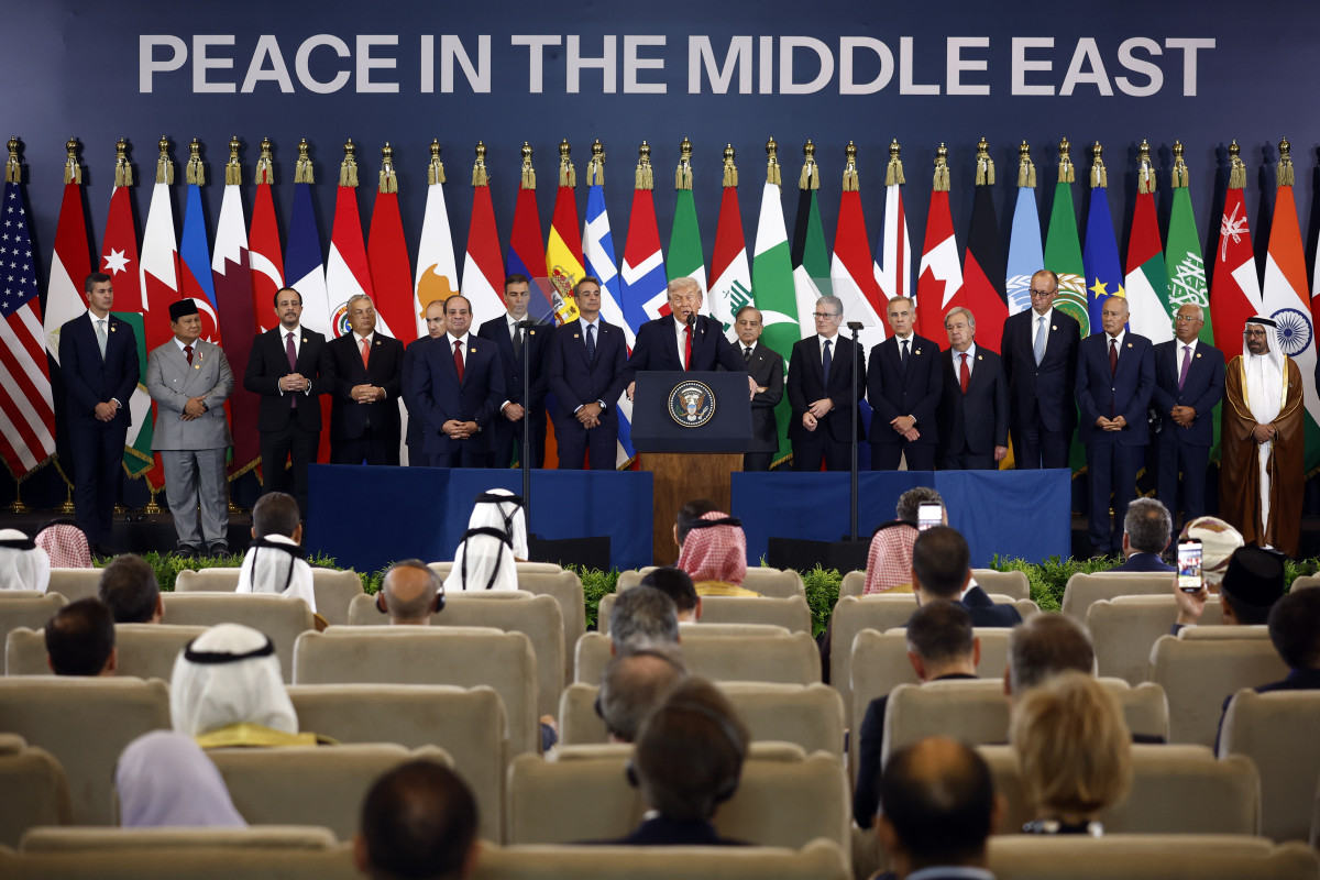 SHARM EL SHEIKH (Egypt), 13/10/2025.- US President Donald Trump delivers a speech at the Gaza Peace Summit in Sharm El-Sheikh, Egypt, 13 October 2025. US President Donald Trump alongside Egypt's Presi