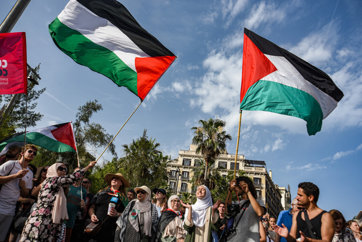 Varias personas con banderas palestinas durante una manifestación a favor de Palestina, a 14 de junio de 2025, en Barcelona, Catalunya (España)