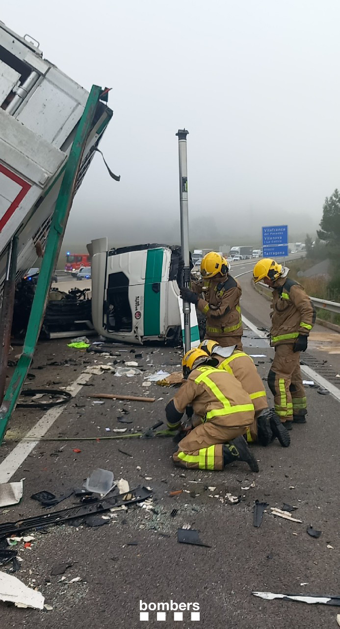 Greu accident a la C-35: la manifestació per Palestina, enmig de la boira, provoca un xoc múltiple