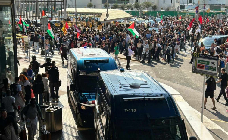VÍDEO | La protesta per Palestina es desborda: càrregues, pedres i crits enfront de l'estació de Sants