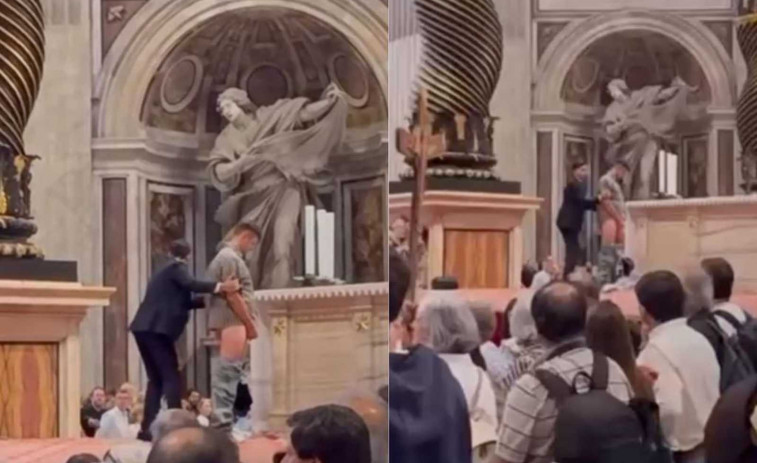 VÍDEO | Un home orina sobre l'altar de Sant Pere del Vaticà davant de turistes horroritzats