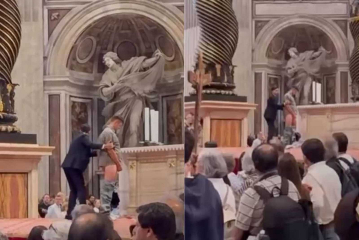 Un hombre orina sobre el altar de San Pedro en el Vaticano
