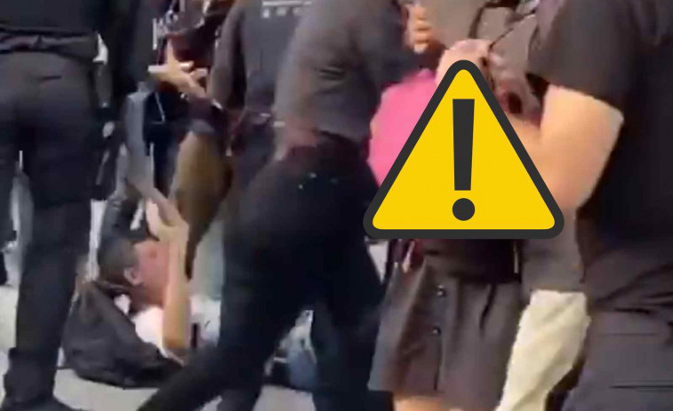 VÍDEO | Els Mossos arrosseguen pel terra a un diputat de la CUP durant les protestes de Palestina a Barcelona