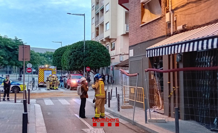 Bombers i tècnics inspeccionen edifici danyat per fuga de gas a L'Hospitalet de Llobregat