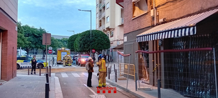 Bombers i tècnics inspeccionen edifici danyat per fuga de gas a L'Hospitalet de Llobregat