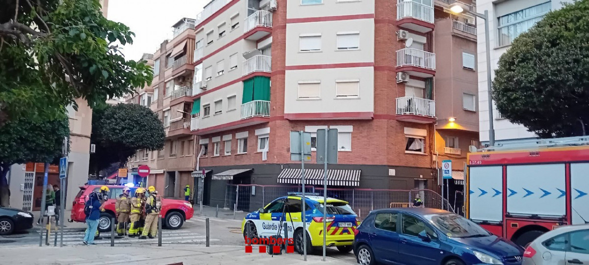 Los Bombers inspeccionan el bloque afectado por la fuga de gas en L'Hospitalet (Barcelona)