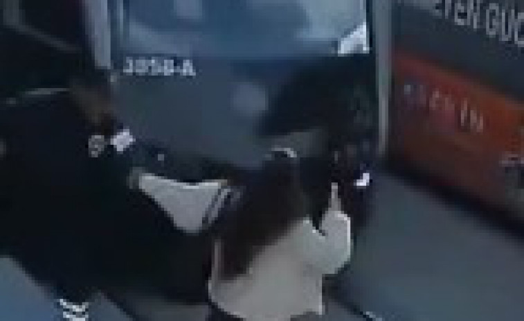 VÍDEO | Guàrdia de seguretat salva a dona de ser atropellada per un tramvia