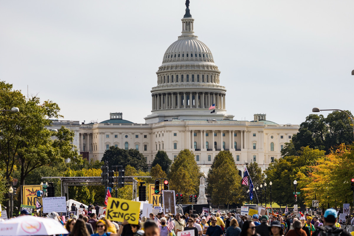 EuropaPress 7036461 18 october 2025 us washington people take part in demonstration in front of