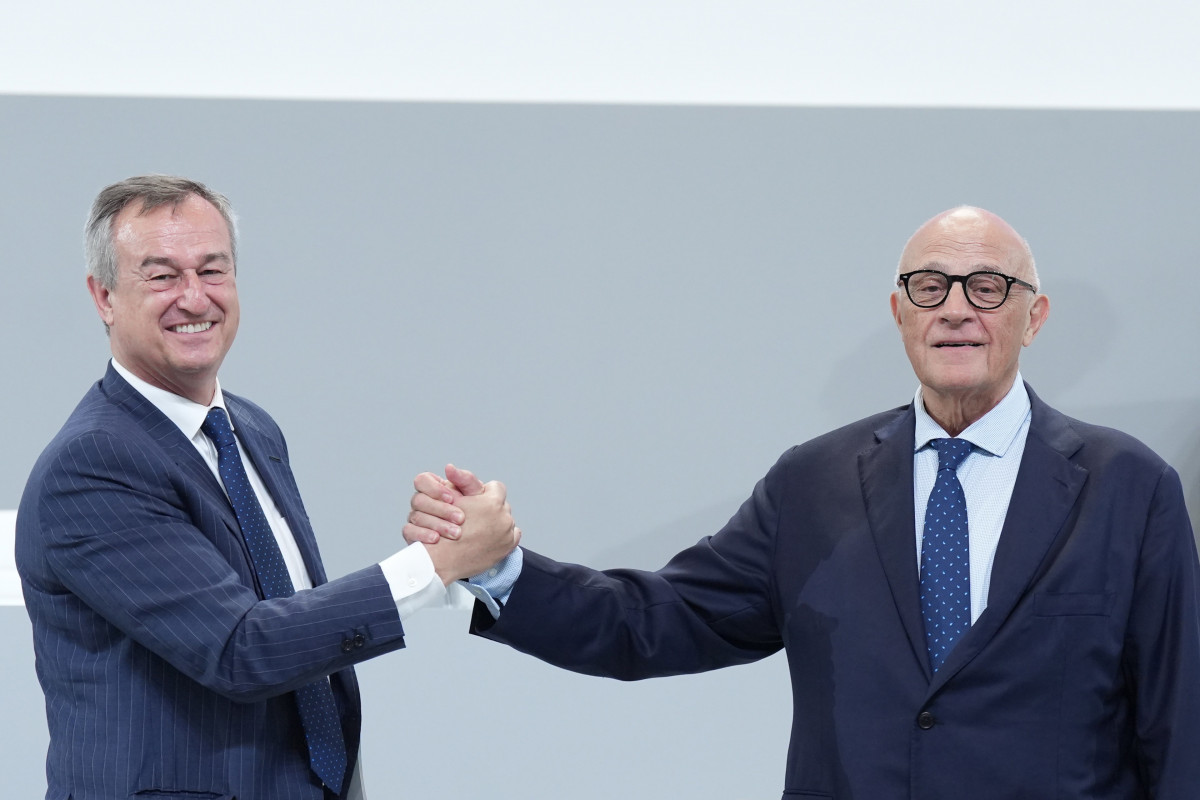 Archivo - El CEO del Banco Sabadell, César González-Bueno (i), y el presidente del Banco Sabadell, Josep Oliu (c),
