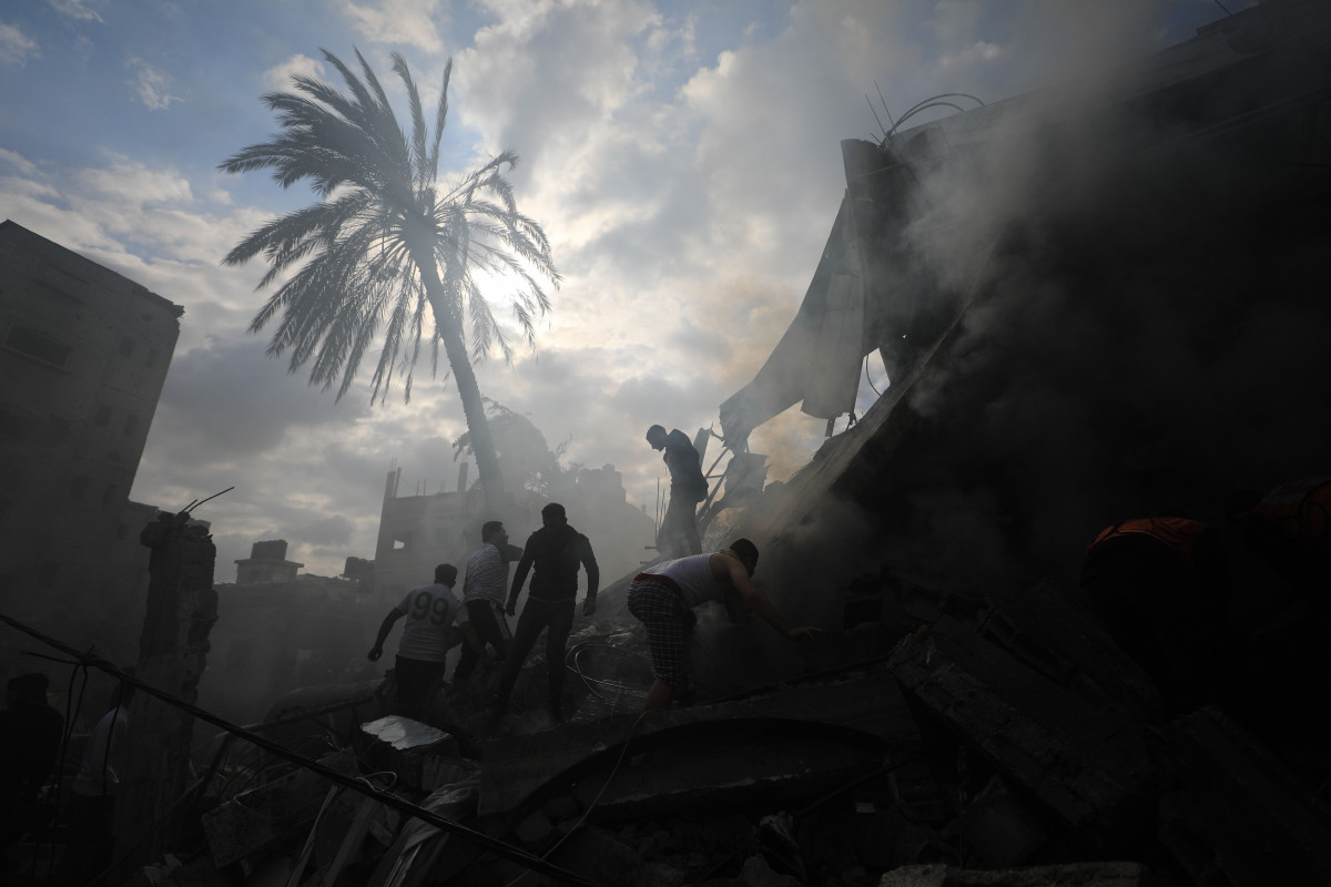 EuropaPress 7037934 gaza oct 2025    people conduct rescue work amid the rubble of buildings