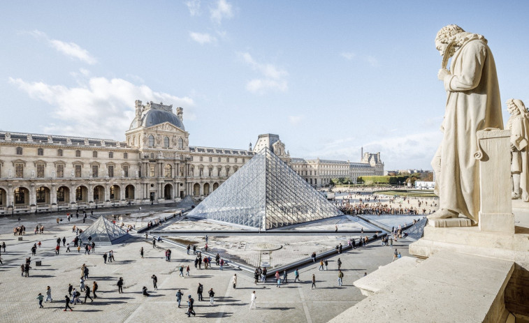 Museu obert, lladres desapareguts: el Louvre reprèn visites després del robatori milionari