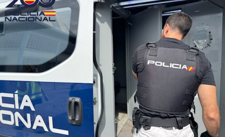 Detingut per tirar a la seva dona d'un cotxe en marxa davant dels seus fills a Sevilla