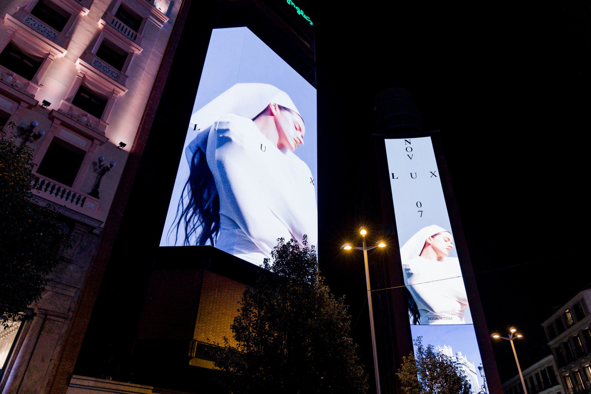 Portada del nuevo álbum de Rosalía, 'Lux', proyectada en la plaza de Callao
