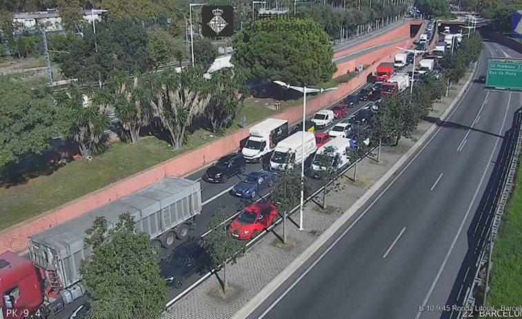 Almenys 6 quilòmetres de cues a la Ronda Litoral després del xoc entre dues motos i un camió