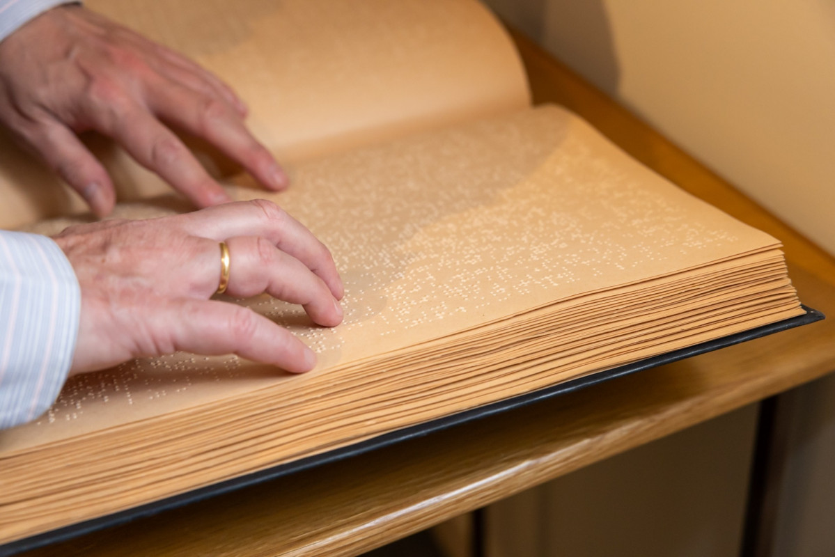 EuropaPress 7049327 libro braille editado 1890 museo tiflologico once celebra 200 anos braille