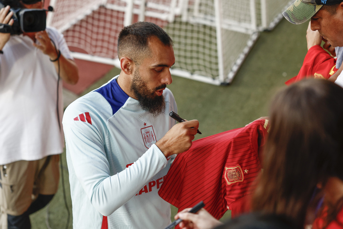 MADRID, 07/10/2025.- El delantero de la selección española de fútbol Borja Iglesias (i) participa en una sesión de entrenamiento del conjunto en Las Rozas, Madrid, este martes, para preparar el pa
