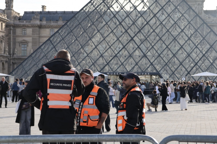 Puja a set el número d'arrestats pel robatori milionari al Louvre