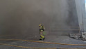 Un incendi a Sabadell mobilitza deu dotacions de bombers en una nau de reciclatge