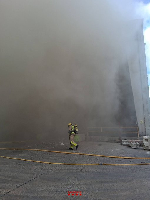 Un incendi a Sabadell mobilitza deu dotacions de bombers en una nau de reciclatge