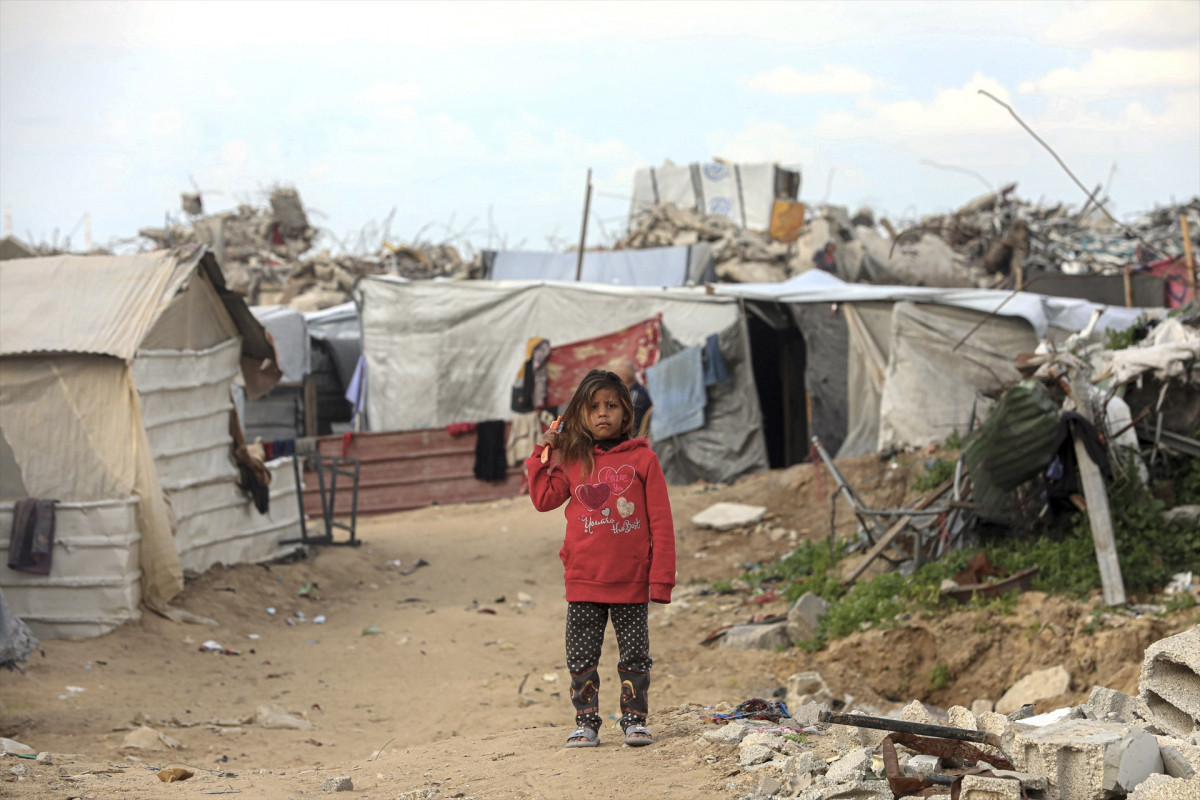 EuropaPress 6879520 gaza feb 20 2025    palestinian kid is pictured near tent among destroyed