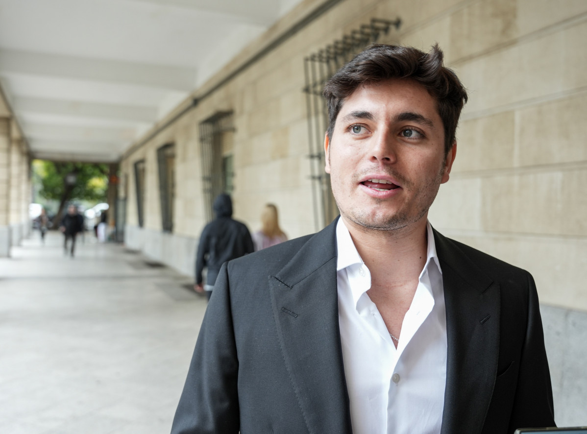 Archivo - Vito Quiles, a su salida del Juzgado de Instrucción de Sevilla en imagen de archivo tras declarar como investigado por unas presuntas injurias