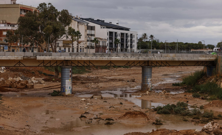 La façana de l'Ajuntament de Paiporta apareix coberta de fang i cartells un any després de la DANA