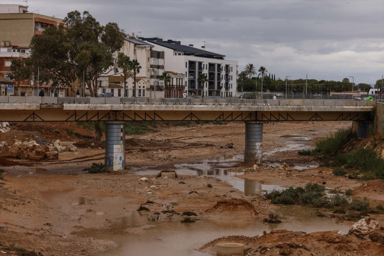 La façana de l'Ajuntament de Paiporta apareix coberta de fang i cartells un any després de la DANA