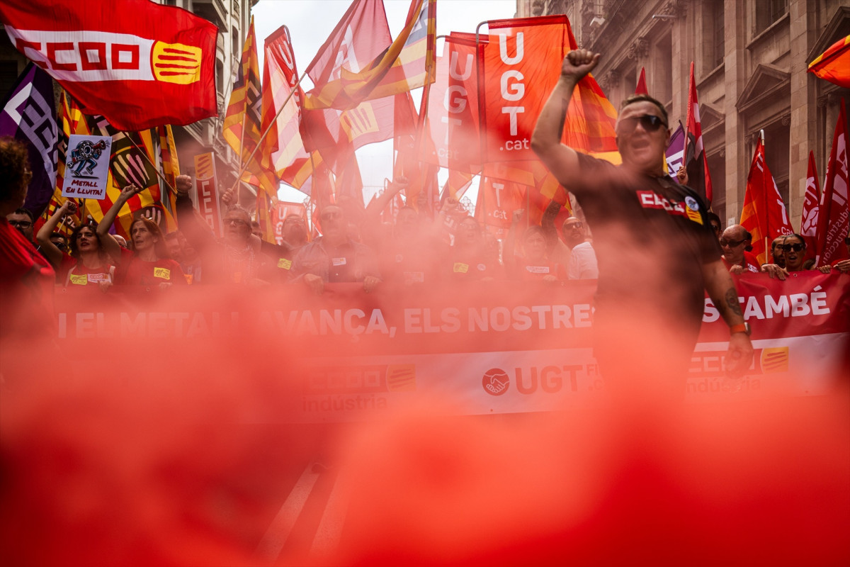 EuropaPress 7066378 decenas personas manifestacion sector metal 30 octubre 2025 barcelona