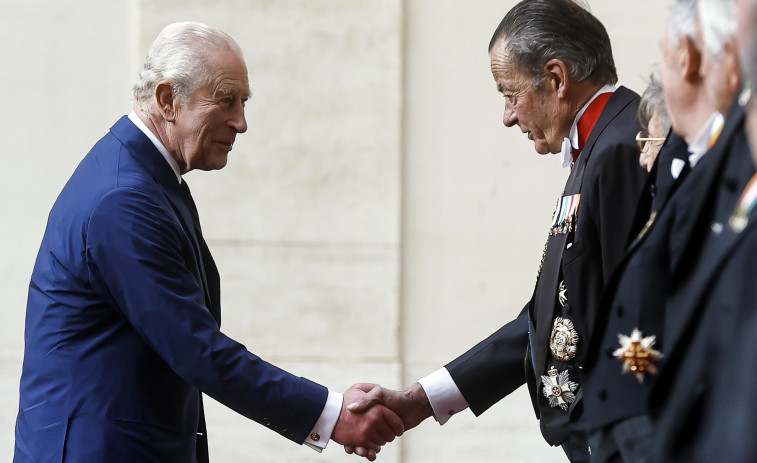 El Rei Carles III inicia el procés per a despullar al Príncep Andrés dels seus títols reals