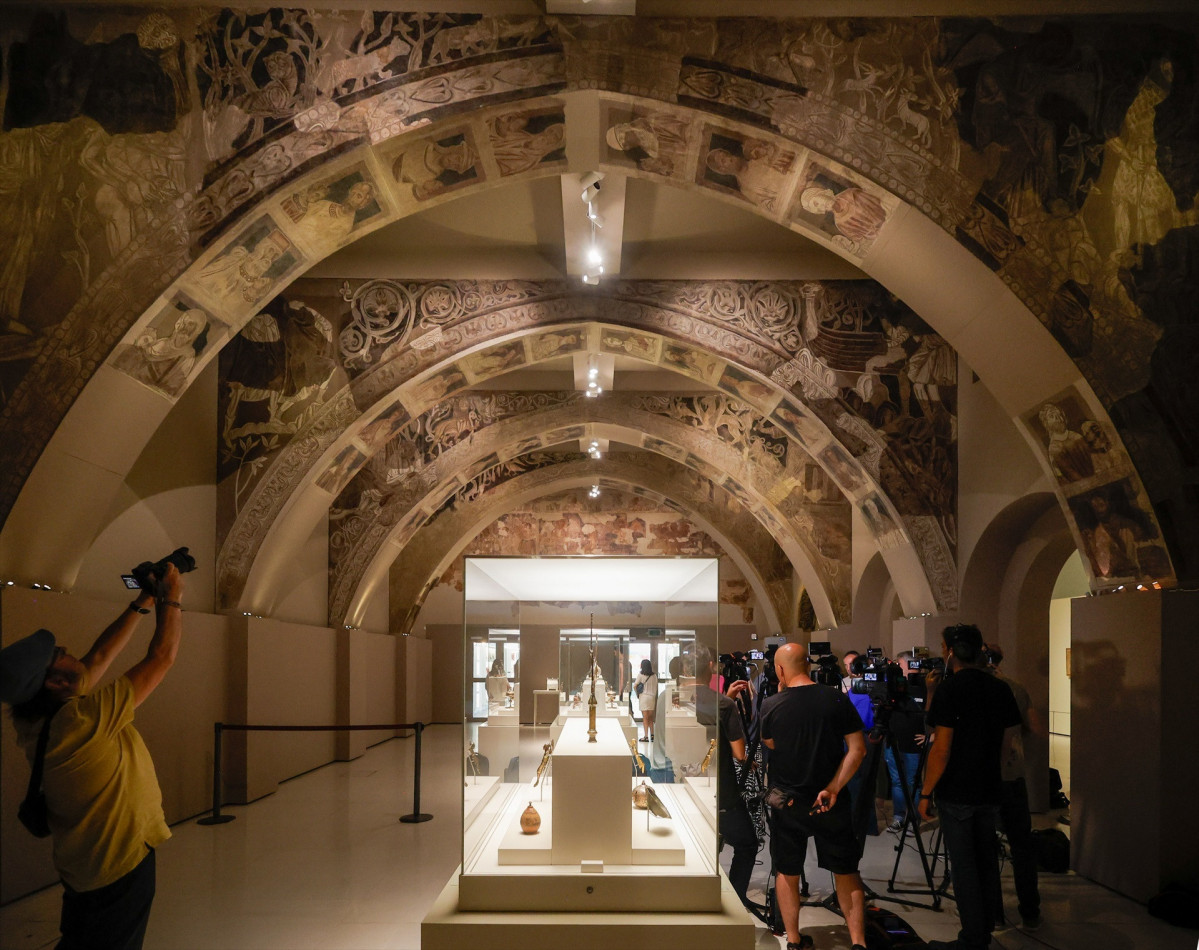 EuropaPress 6758865 varias personas observan pinturas murales monasterio sijena expuestas museu