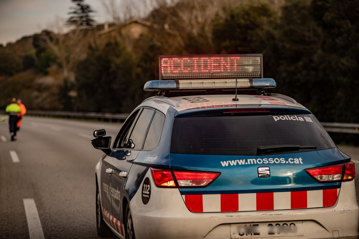 Archivo - Un coche de los Mossos d'Esquadra indica un accidente