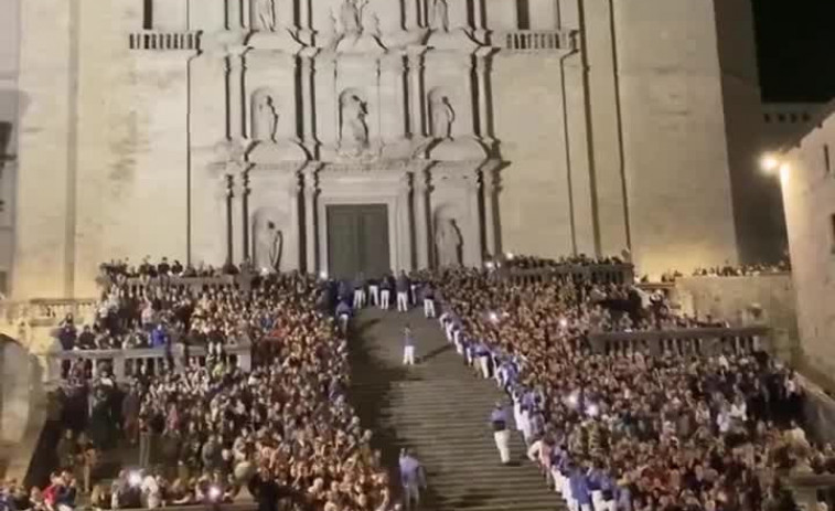 Vídeo | Els Marrecs de Salt conquisten l'escalinata de la Catedral amb un “pilar de 4” en menys d'un minut