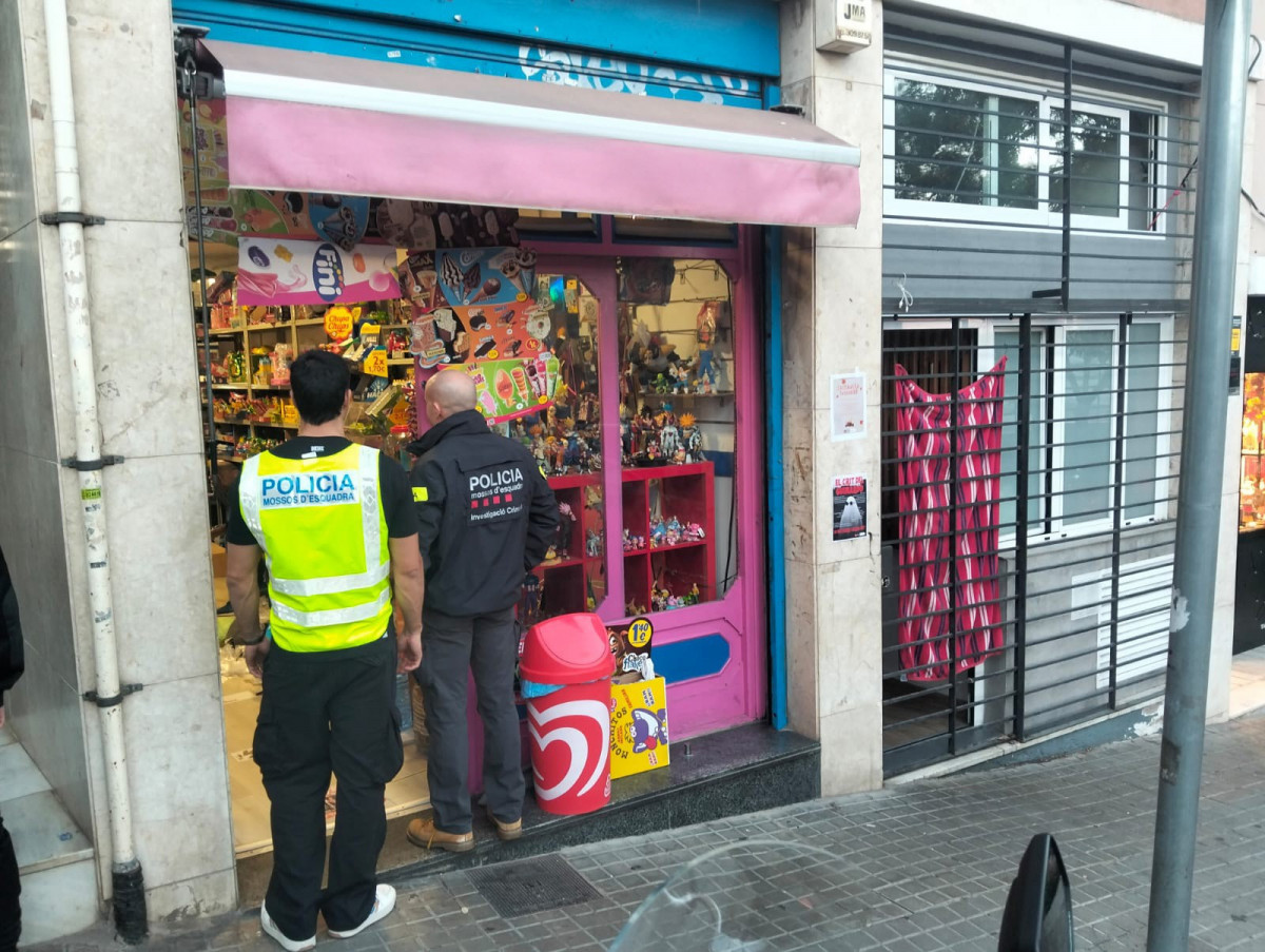 Detienen al responsable de una tienda de golosinas en Barcelona por vender cocaína en el interior