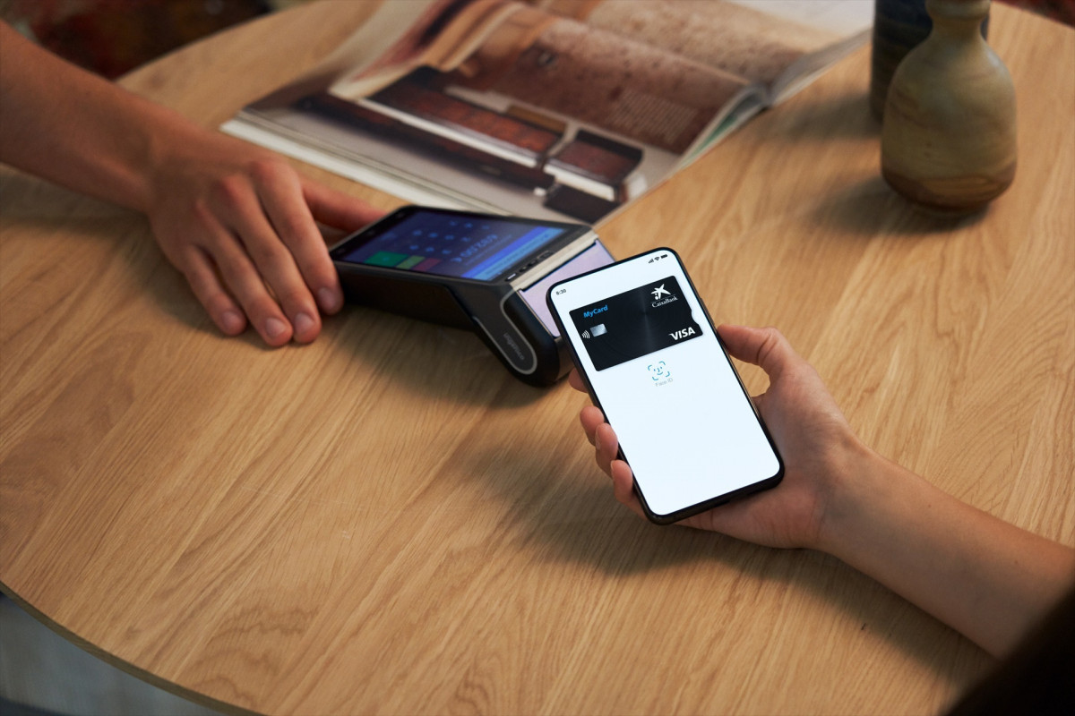 EuropaPress 6735771 cliente caixabank pagando movil