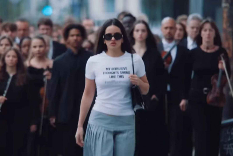 Descobreix l'exclusiva samarreta de Rosalía 'made in Catalunya' que triomfa a 'Berghain'