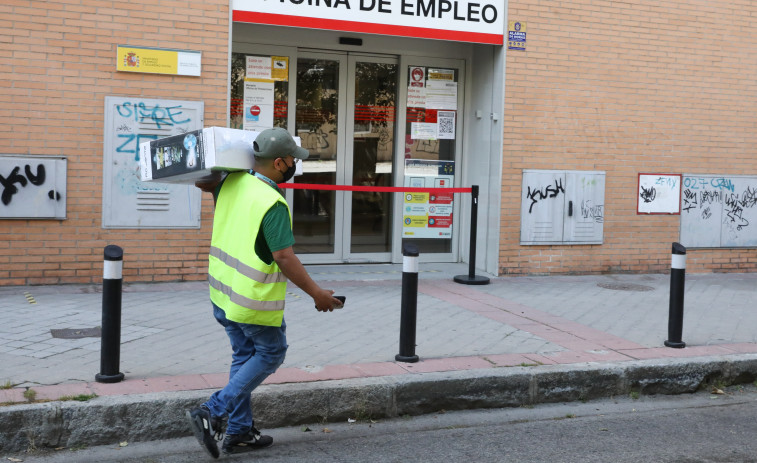 L'atur creix a Catalunya impulsat pel sector serveis i la fi de la temporada turística