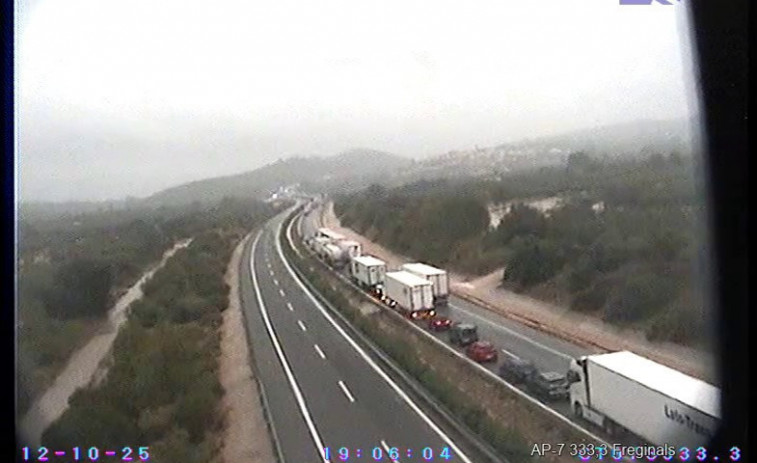 Retencions de 10 quilòmetres en la AP-7 a Barberà del Vallès per un accident