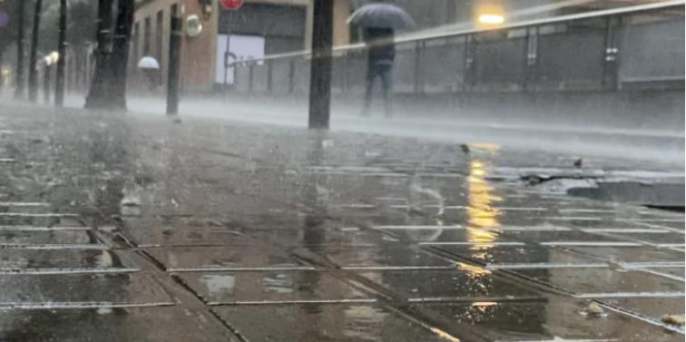 Vídeos: Carrers i busos inundats per les pluges torrencials a Catalunya