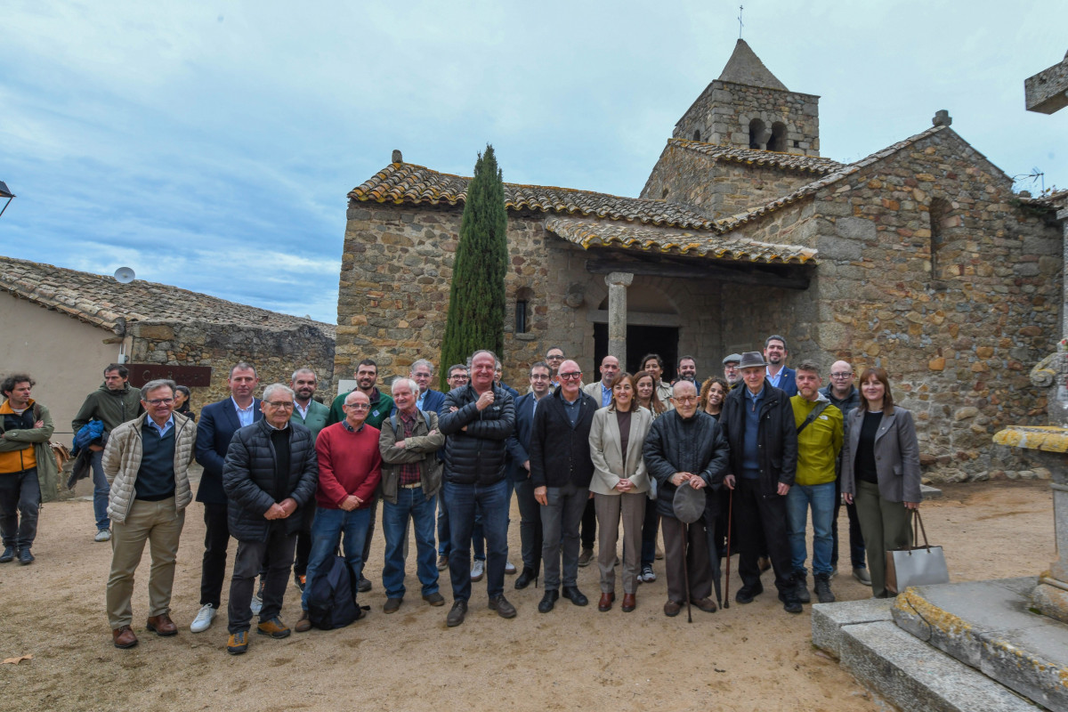 La consellera Sílvia Paneque con autoridades y representantes del Manifest de les Gavarres