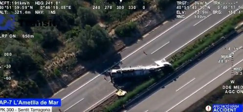 El camión cisterna accidentado en la AP-7