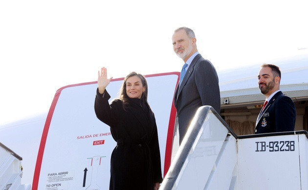 EuropaPress 7088777 rey felipe vi dona letizia despiden acceder avion les llevara republica