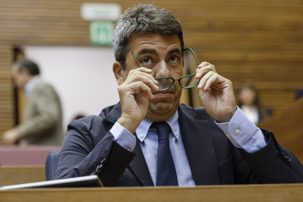 Archivo - El presidente de la Generalitat, Carlos Mazón, durante una sesión de control